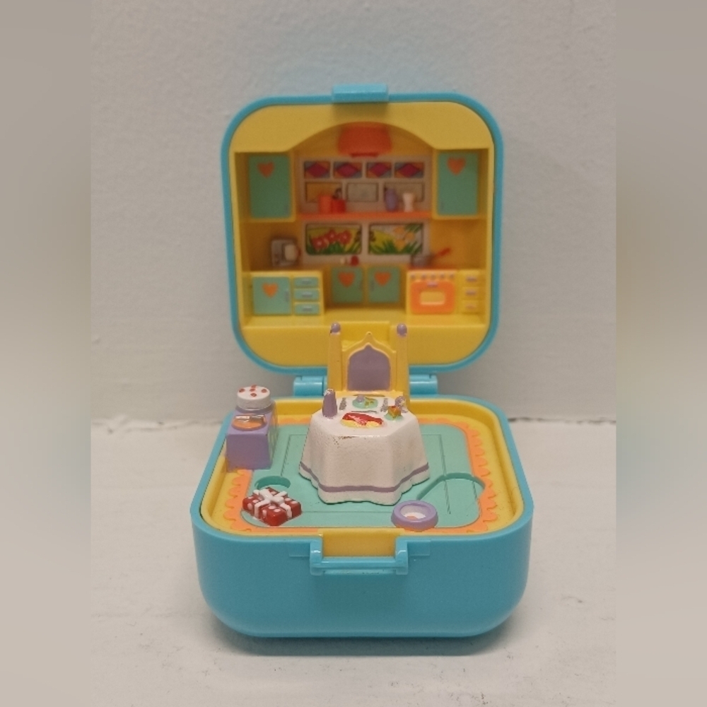 Polly Pocket 1991 Bluebird Dinnertime Ring and Ring Case *Incomplete Turquoise